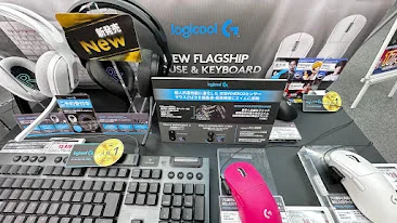 Logicool G の売り場。キーボードやマウスの前に、ゲーマー国勢調査のメダル入りの POP が置かれている